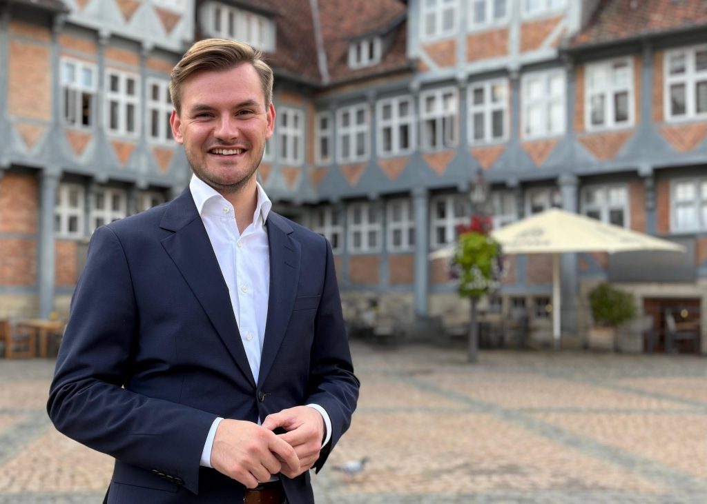 Vincent Schwarz vor dem Wolfenbütteler Rathaus