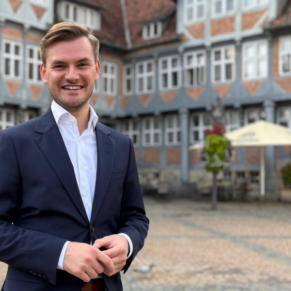 Vincent Schwarz vor dem Wolfenbütteler Rathaus