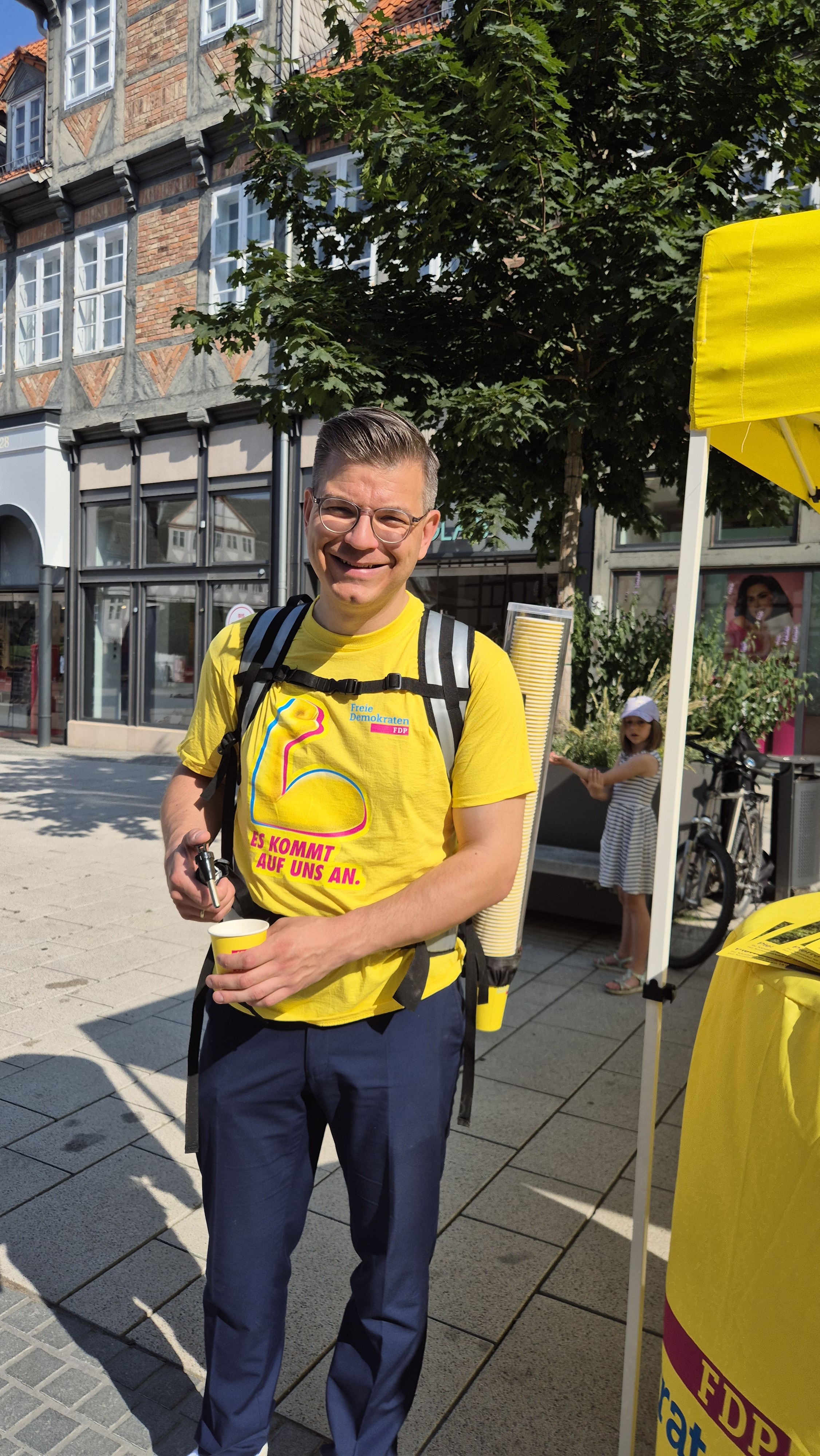 Björn Försterling verteilt Getränke