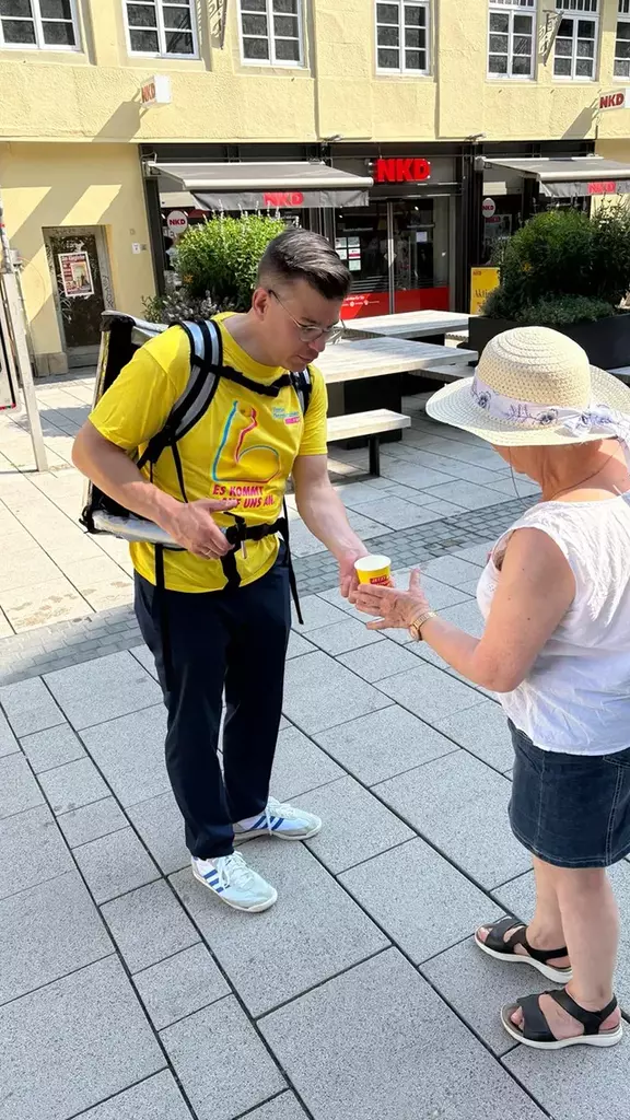 Björn Försterling verteilt Getränke