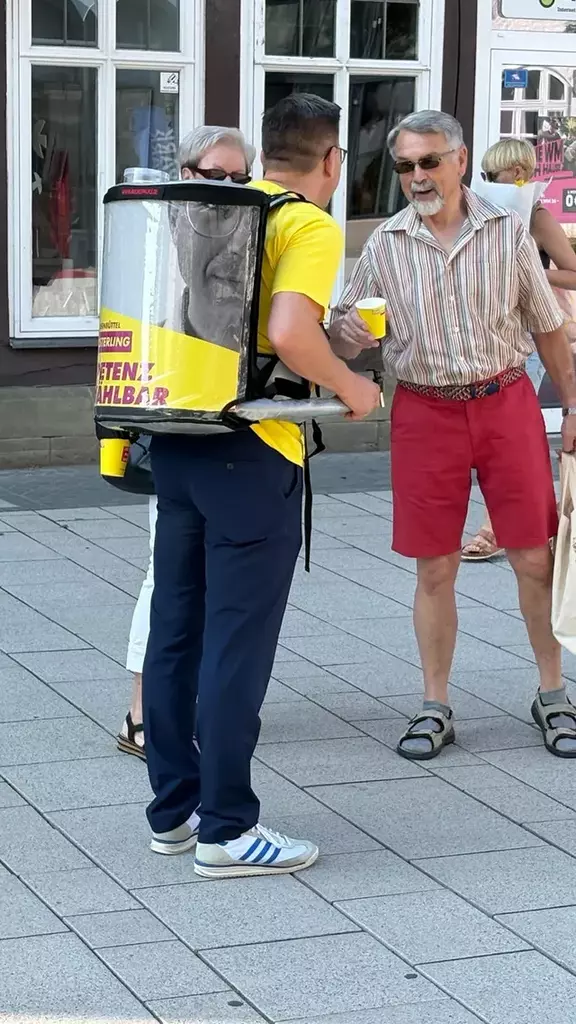 Björn Försterling verteilt Getränke