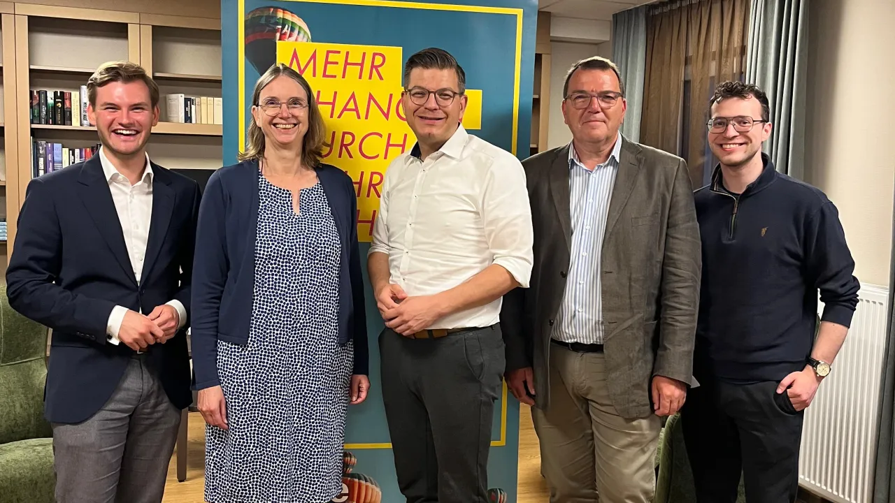 Politik und Gesundheitswesen trafen beim Themenabend aufeinander: v. l. n. r.: Vincent Schwarz (FDP), Kathrin Klooth (Gesundheitsdezernentin des Landkreises), Björn Försterling (FDP), Axel Burghardt (Geschäftsführer des Klinikums), Max Weitemeier (FDP).